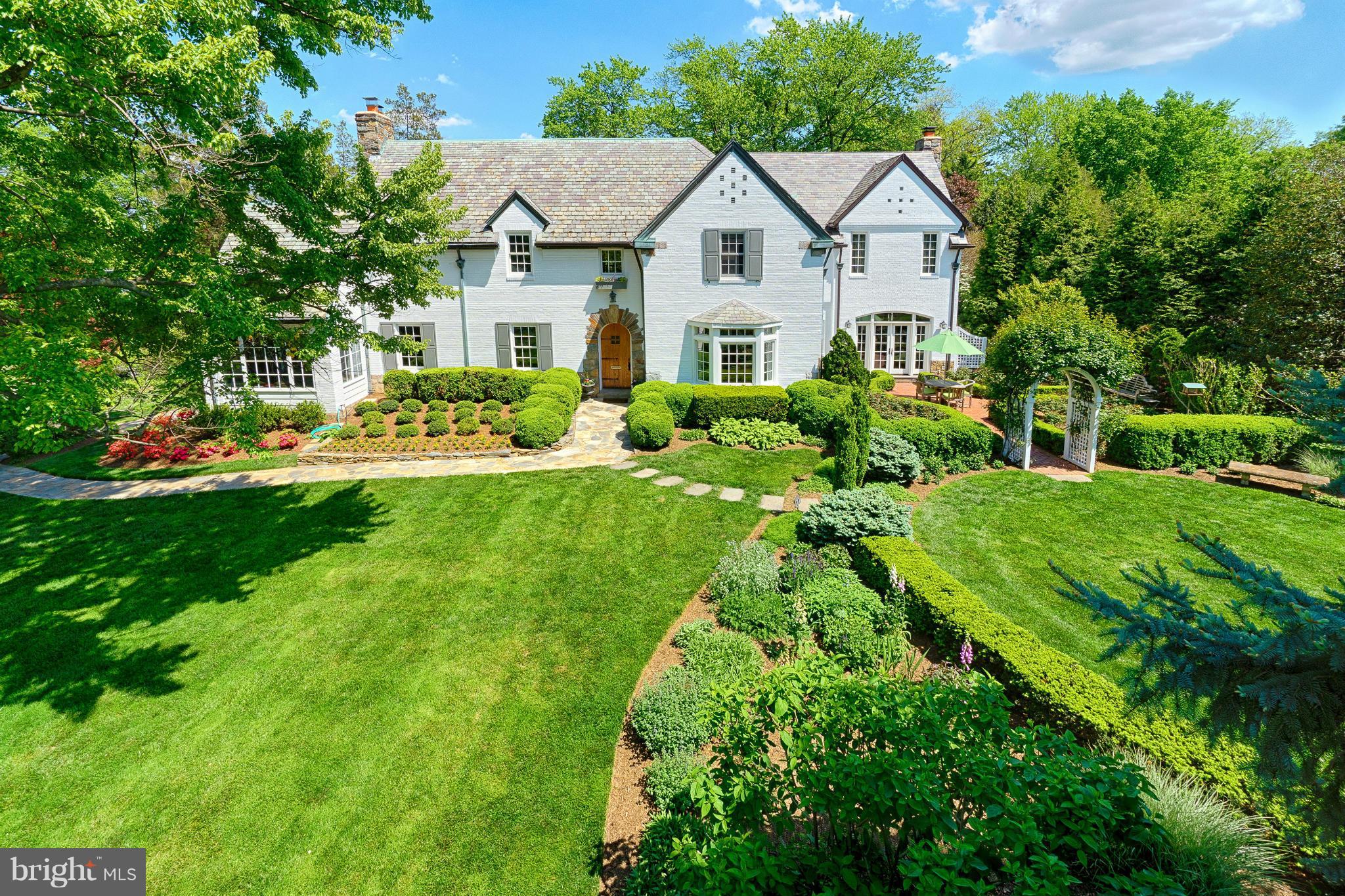 3615 North Glebe Road Arlington, VA 22207 - Photo 1 of 30 a front view of house with yard and green space