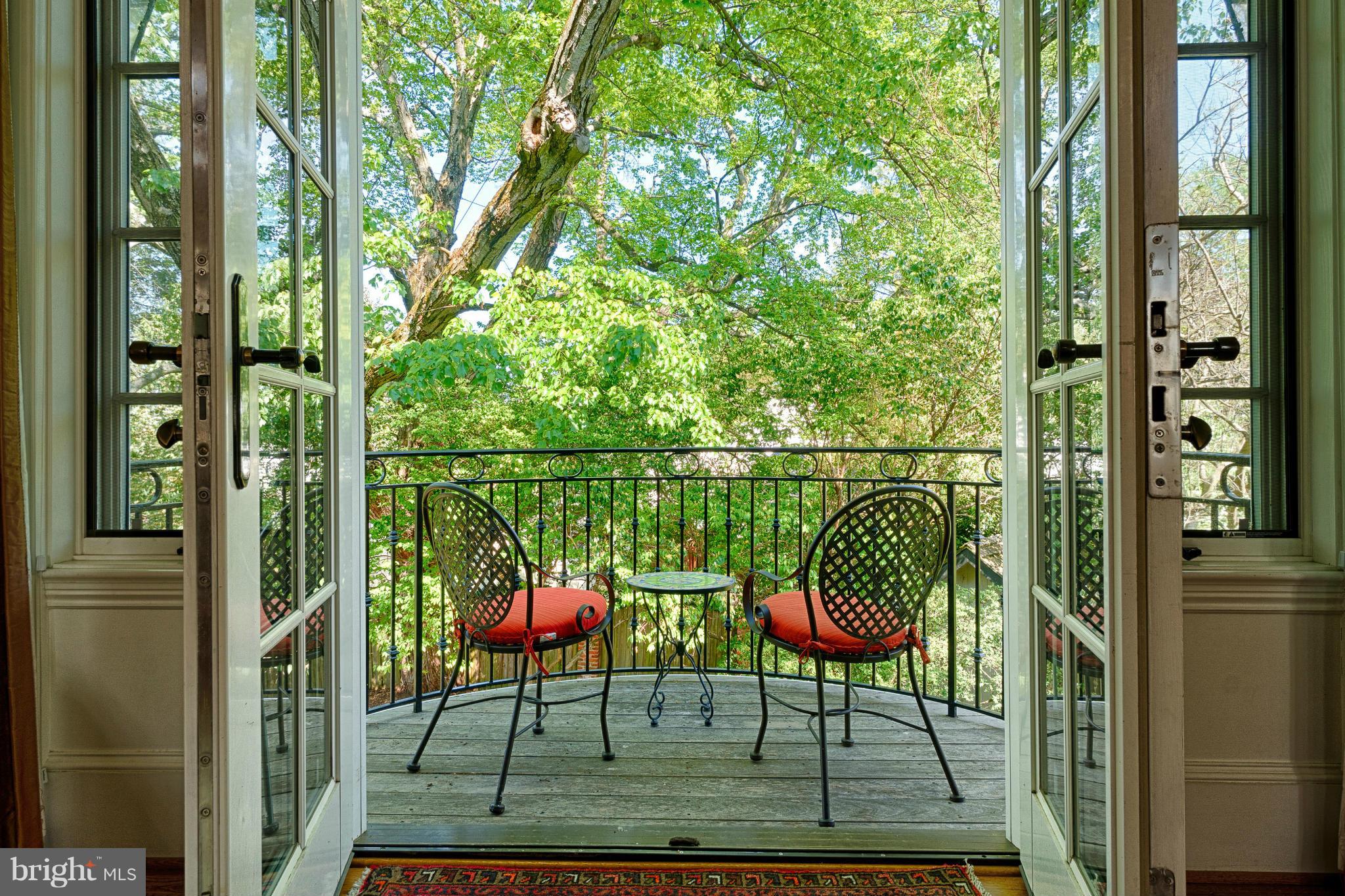 3615 North Glebe Road Arlington, VA 22207 - Photo 21 of 30 a balcony with chairs