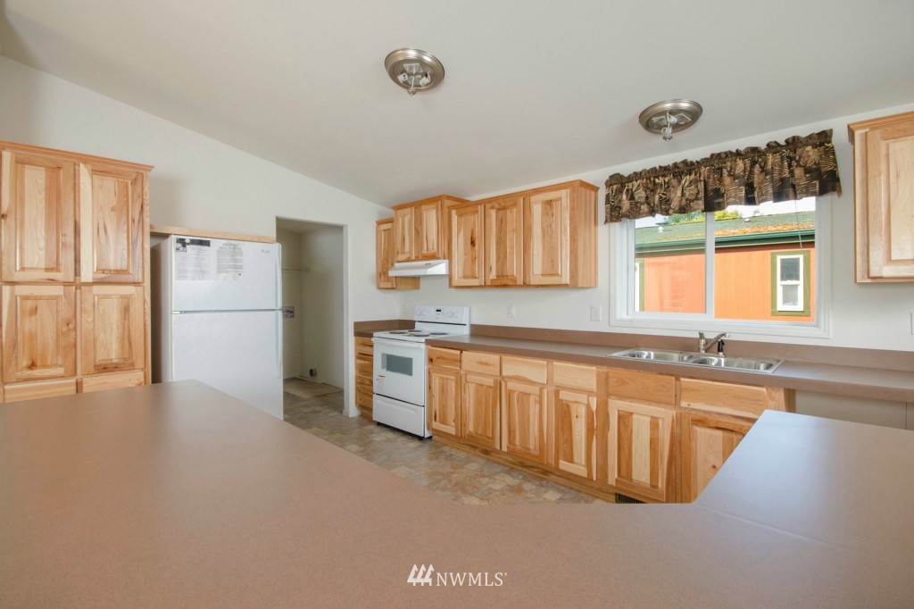 8585 Harborview Road, Unit 4 Blaine, WA 98230 - Photo 3 of 16 Gallery Image 3
