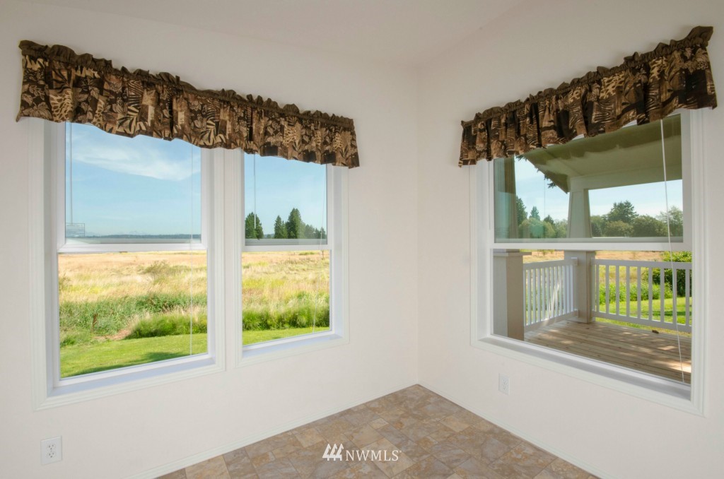 8585 Harborview Road, Unit 4 Blaine, WA 98230 - Photo 8 of 16 Gallery Image 8
