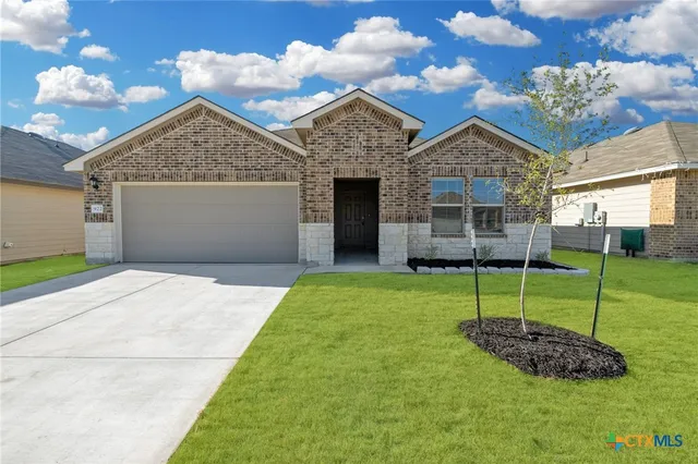 a view of a house with a backyard