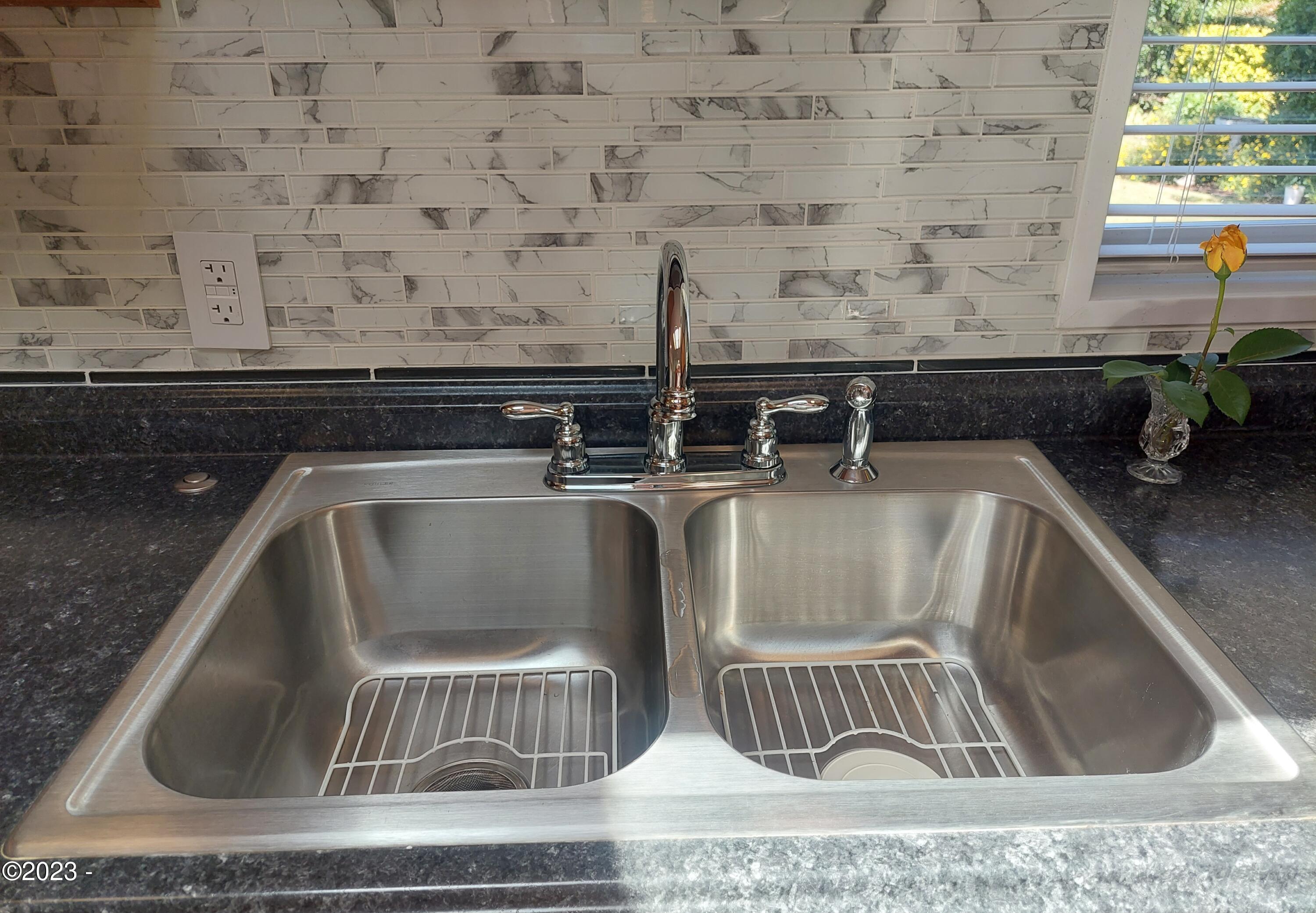 655 Northeast Burnett Road McMinnville, OR 97128 - Photo 9 of 44 Double Sink