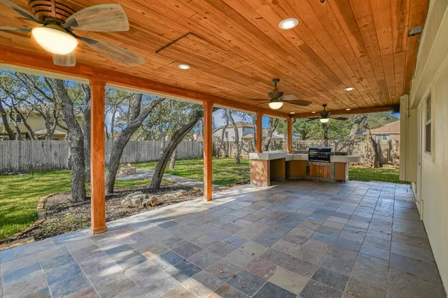 a view of a backyard