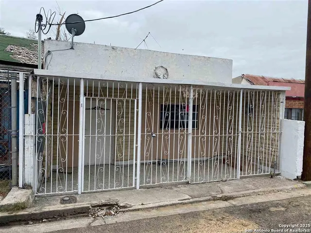 $850 | 1817 1/2 Lincoln Street, Laredo, TX 78040