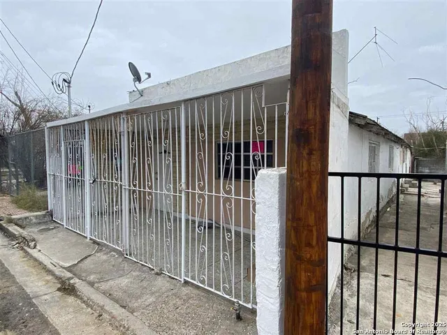 $850 | 1817 1/2 Lincoln Street, Laredo, TX 78040