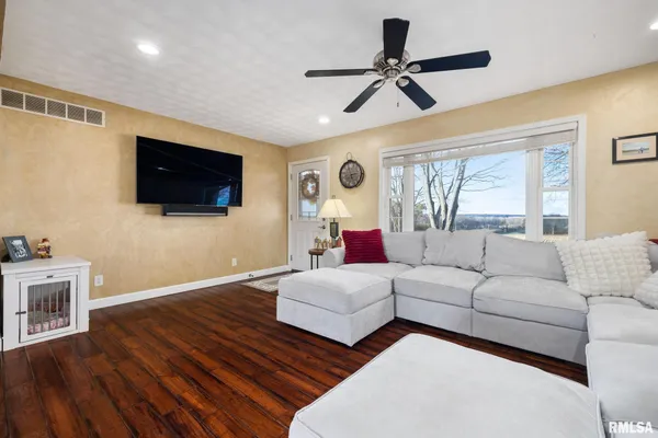 $549,900 | 15945 Gresham Road, Mackinaw, IL 61755