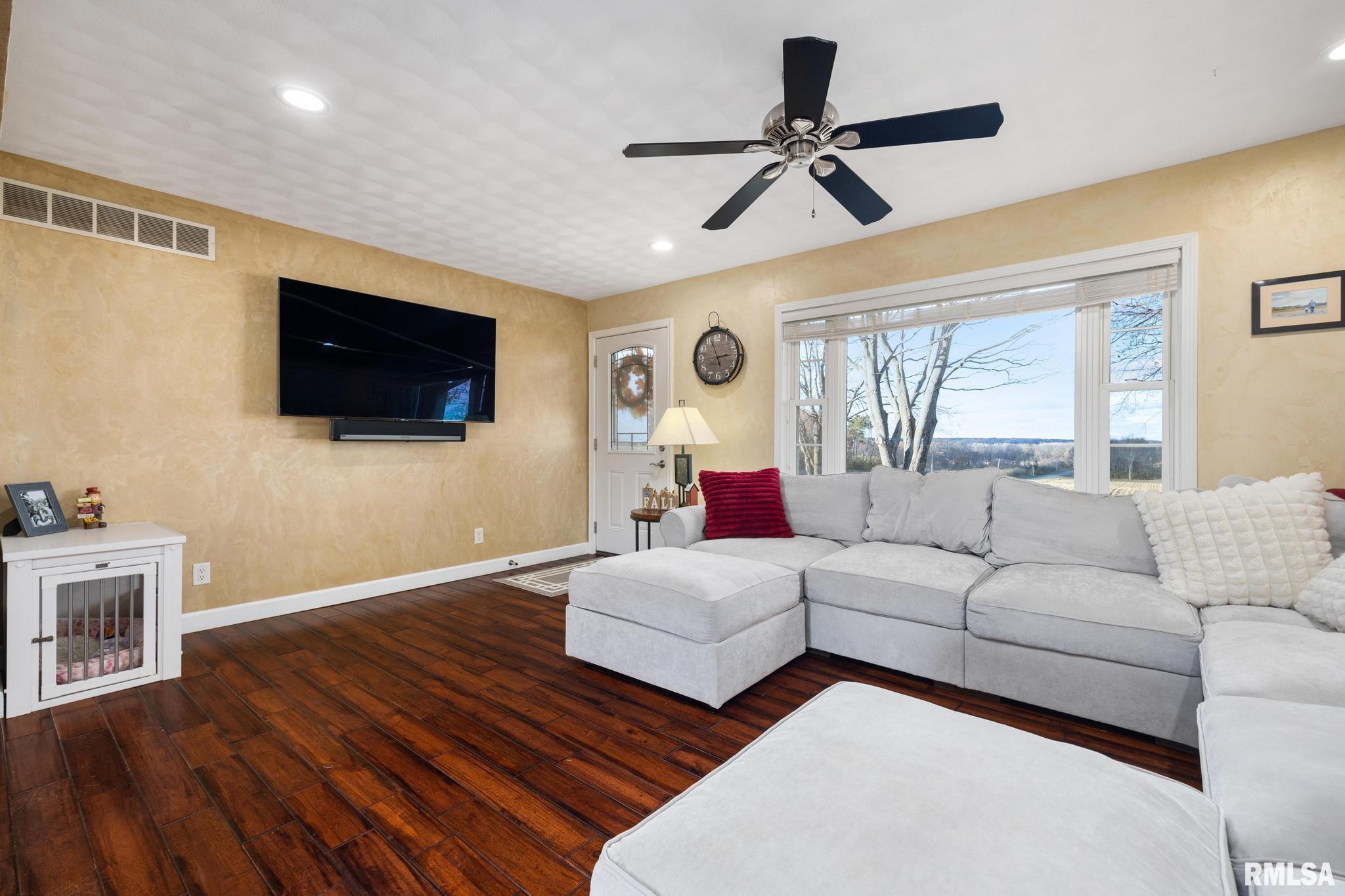 15945 Gresham Road Mackinaw, IL 61755 - Photo 7 of 54