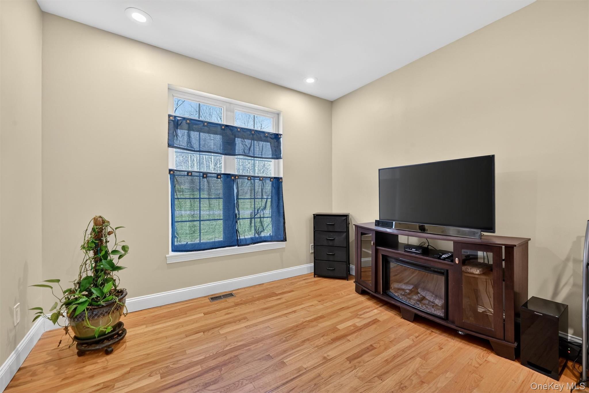 47 Willets Way Newburgh, NY 12550 - Photo 20 of 50 a living room with furniture and a flat screen tv