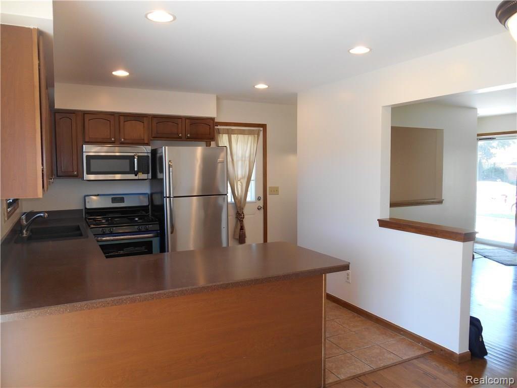 25754 Peter Kaltz Road Warren, MI 48091 - Photo 15 of 68 KITCHEN VIEW SHOWING THE OPEN VIEW WITHIN THE HOUSE