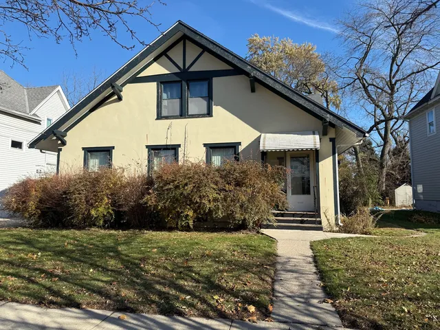 $1,100 | 323 North West Street, Unit A, Waukegan, IL 60085