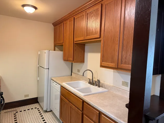 $1,100 | 323 North West Street, Unit A, Waukegan, IL 60085