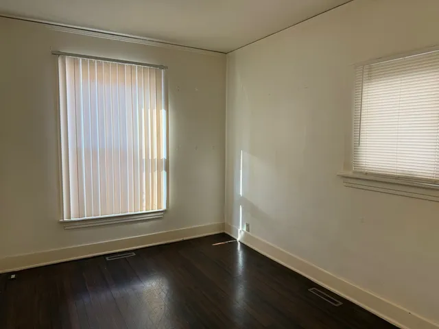 $1,100 | 323 North West Street, Unit A, Waukegan, IL 60085