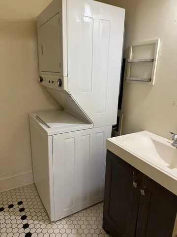 $1,100 | 323 North West Street, Unit A, Waukegan, IL 60085