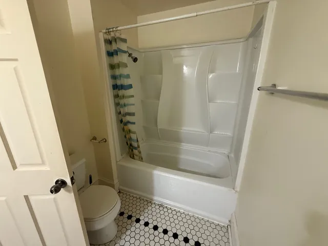 $1,100 | 323 North West Street, Unit A, Waukegan, IL 60085