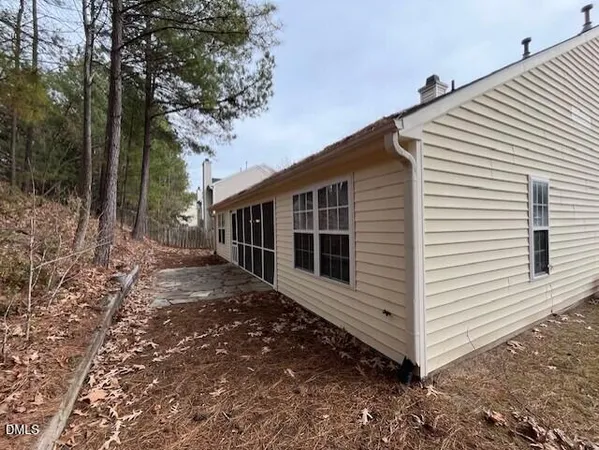 a view of a house with backyard and garden
