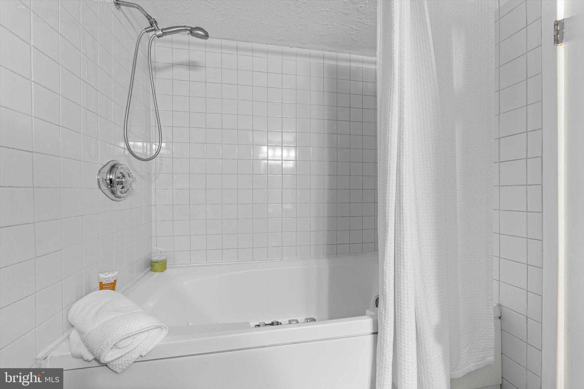 7561 Vogels Way Springfield, VA 22153 - Photo 66 of 79 SOAKING TUB