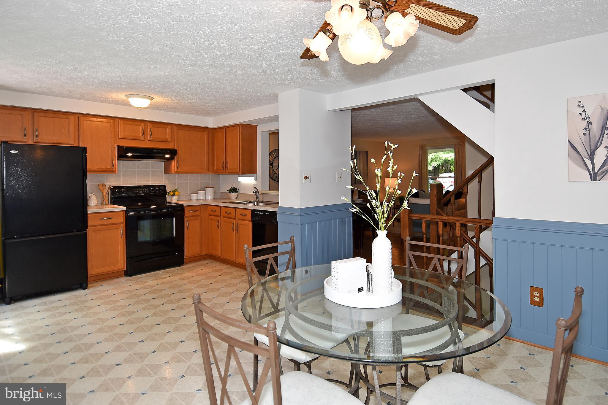 6591 Forest Dew Court Springfield, VA 22152 - Photo 9 of 39 Bright and spacious eat-in kitchen