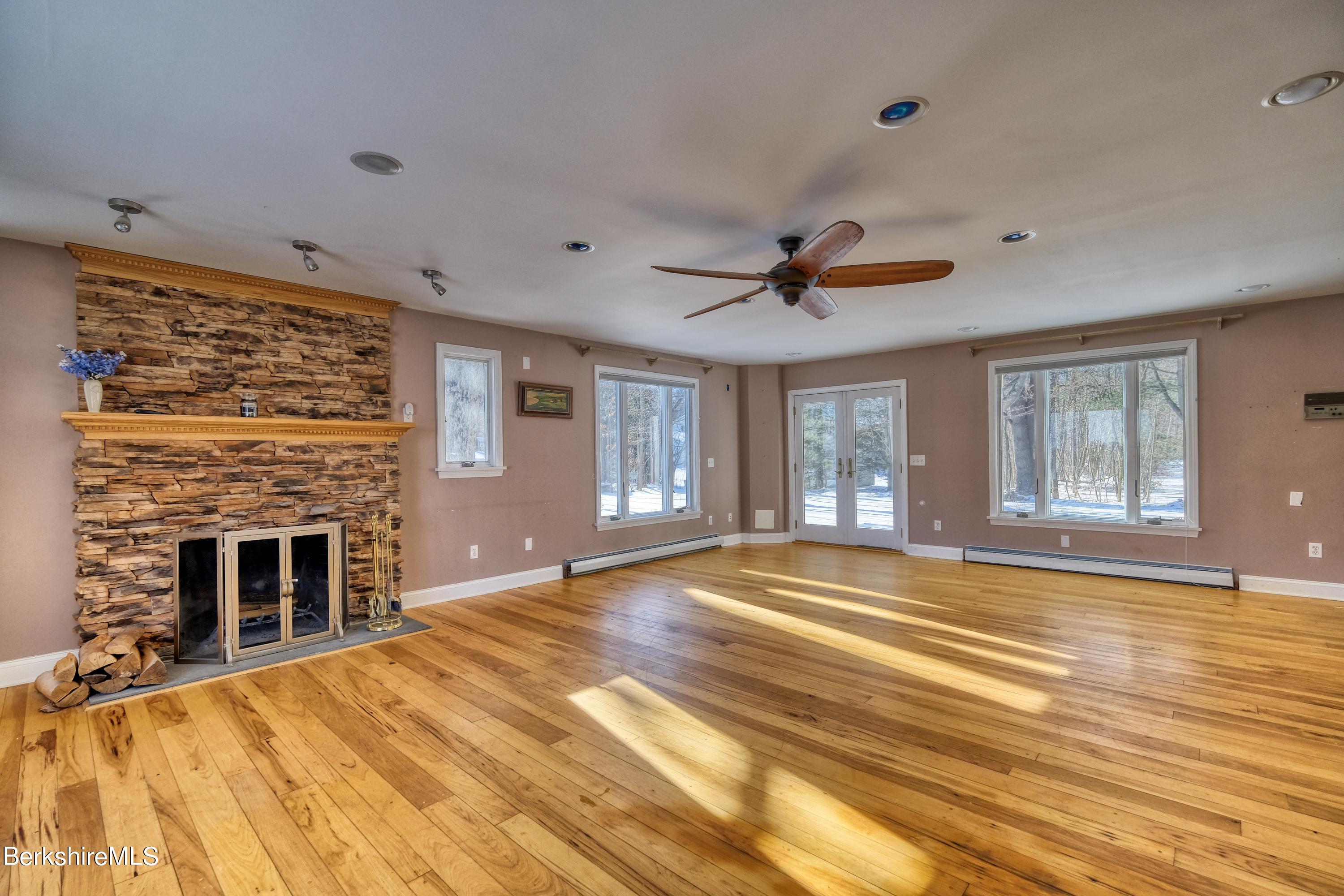 135 Ridge Avenue Pittsfield, MA 01201 - Photo 8 of 30 LIVING ROOM