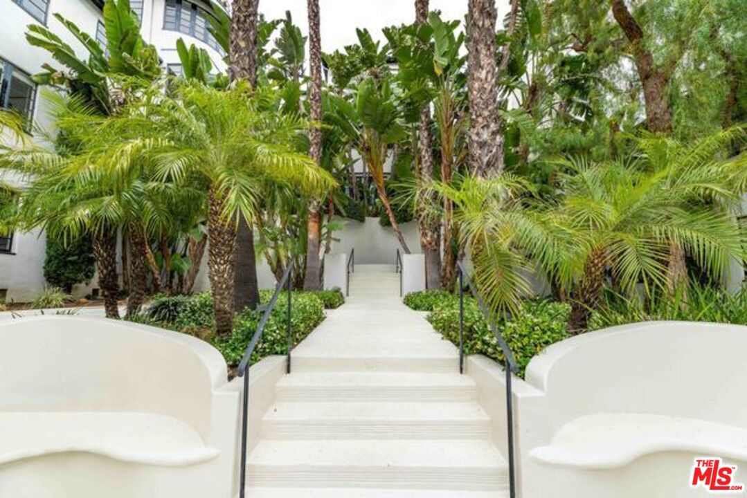 9233 1/2 Doheny Road West Hollywood, CA 90069 - Photo 3 of 17 a view of fountain in front of house
