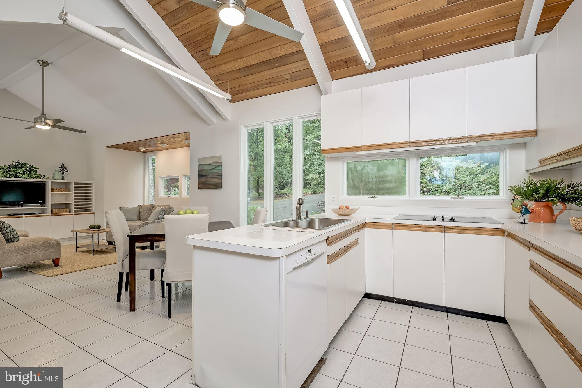 10109 Lloyd Road Potomac, MD 20854 - Photo 9 of 43 Gallery Image 9