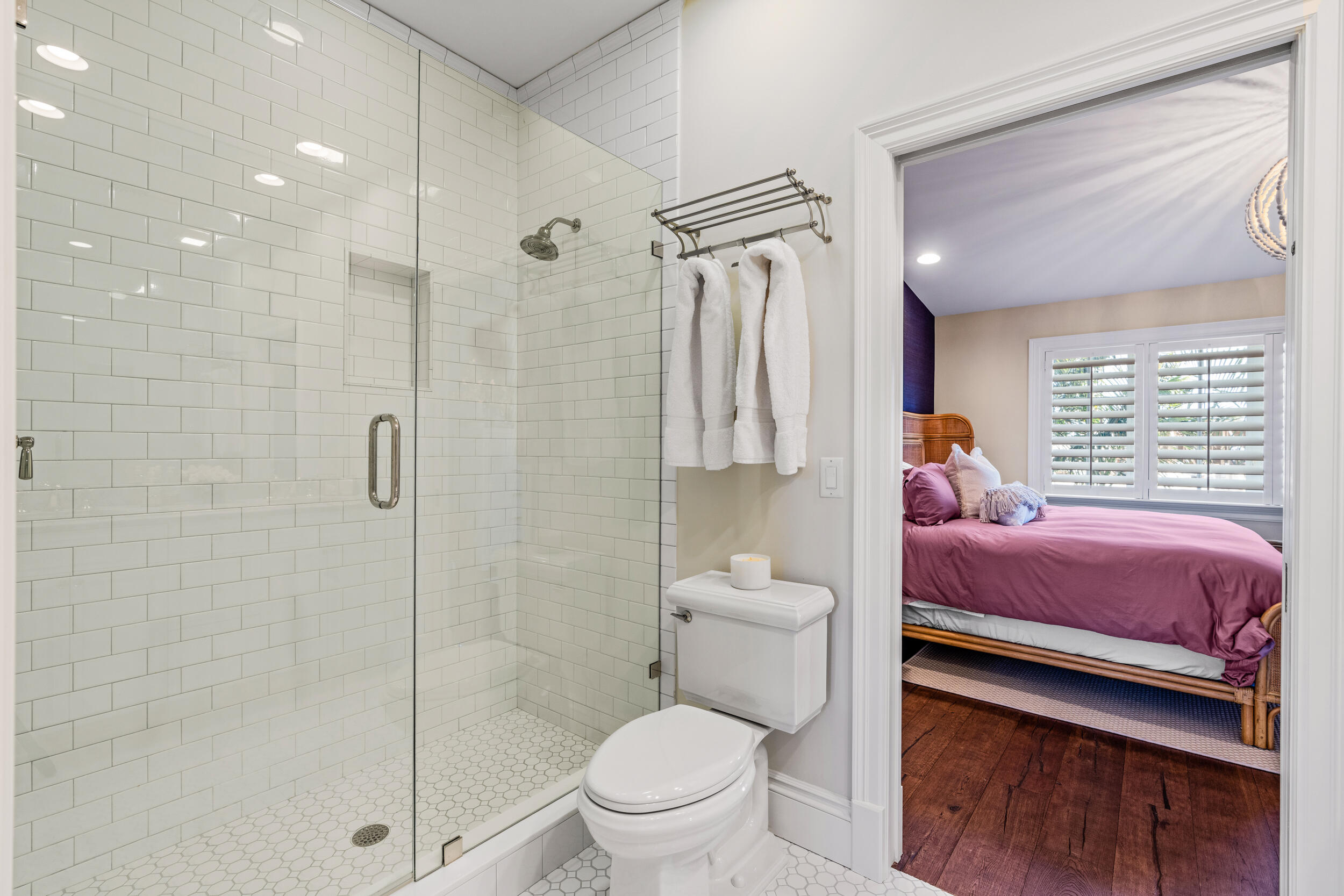 155 Beacon Lane Jupiter Inlet Colony, FL 33469 - Photo 32 of 57 Guest Bath