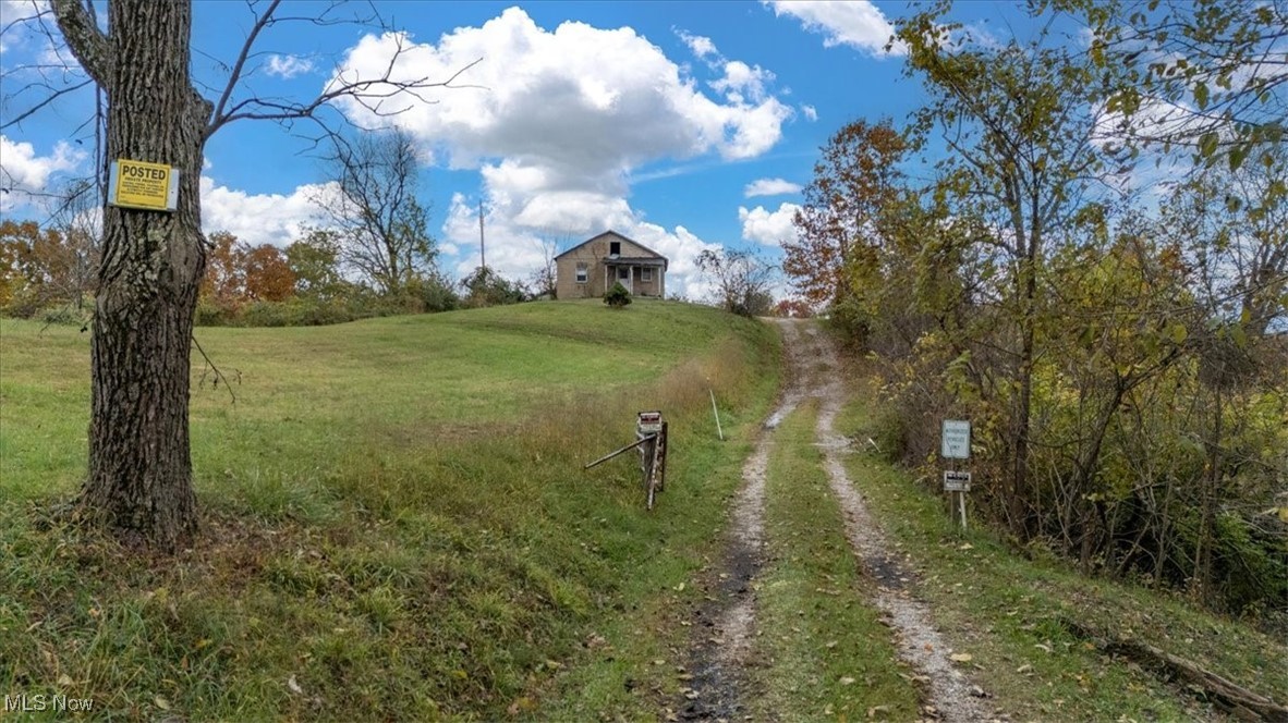 861 Roth Road Parkersburg, WV 26104 - Photo 19 of 20 View of green lawn
