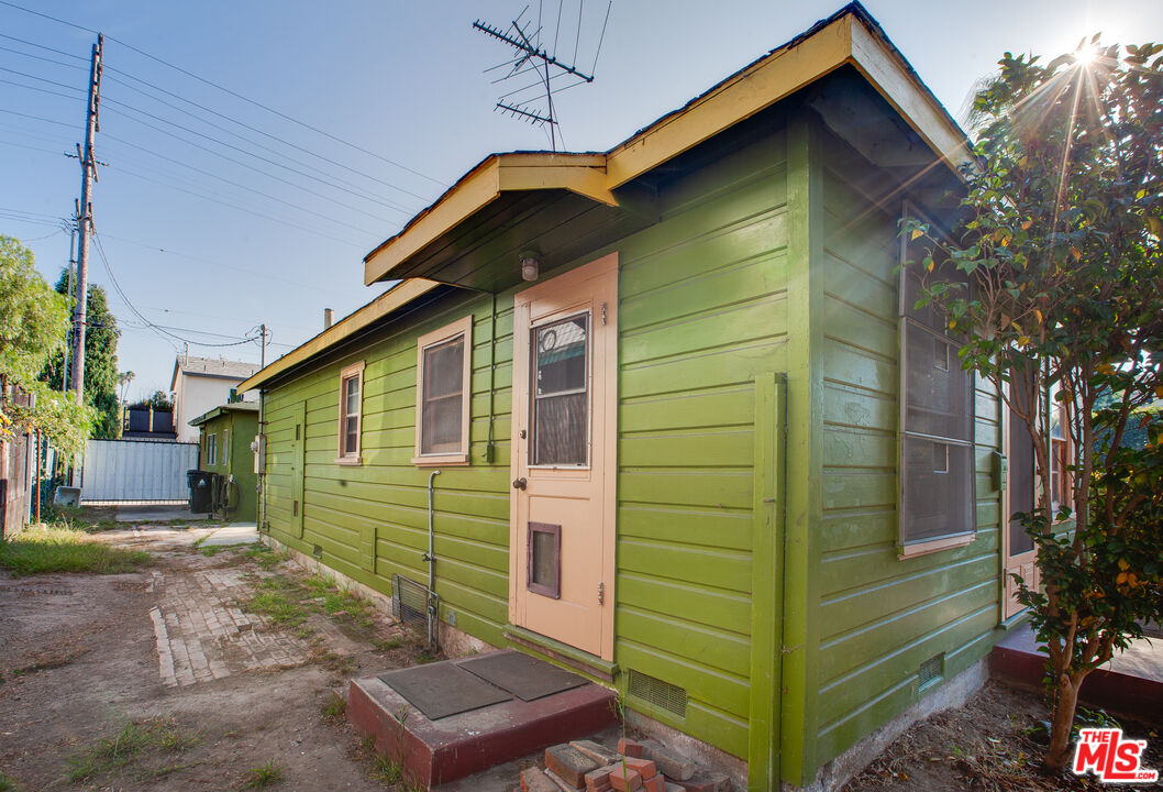 802 Superba Avenue Venice, CA 90291 - Photo 5 of 16 a front view of a house with a garden