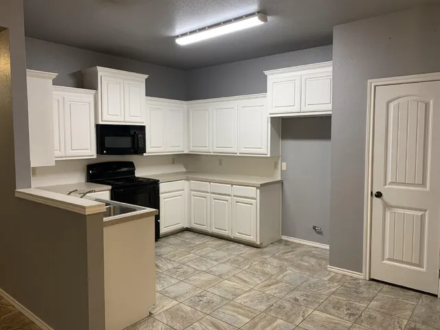 $1,325 | 9802 Avenue West, Unit B, Lubbock, TX 79423