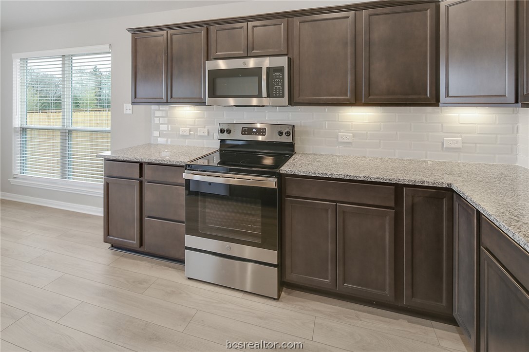 10603 Natural Pond Road College Station, TX 77845 - Photo 12 of 33 Kitchen with stainless appliances