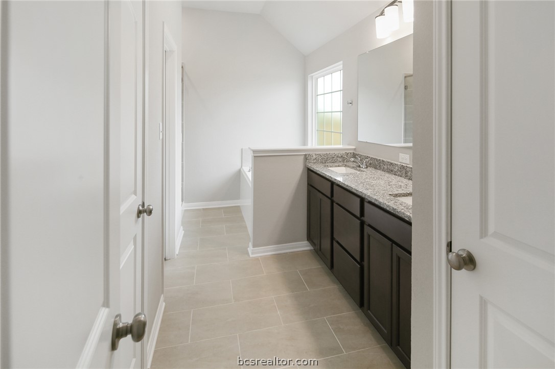 10603 Natural Pond Road College Station, TX 77845 - Photo 15 of 33 Primary bathroom