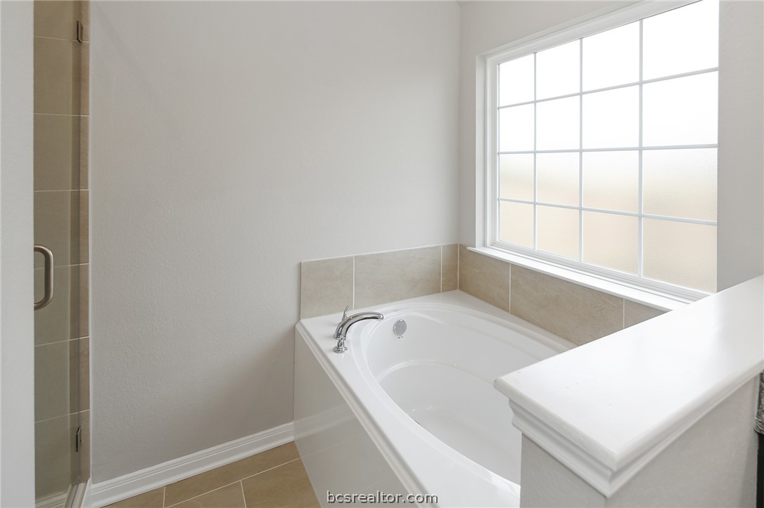 10603 Natural Pond Road College Station, TX 77845 - Photo 17 of 33 Primary bathtub