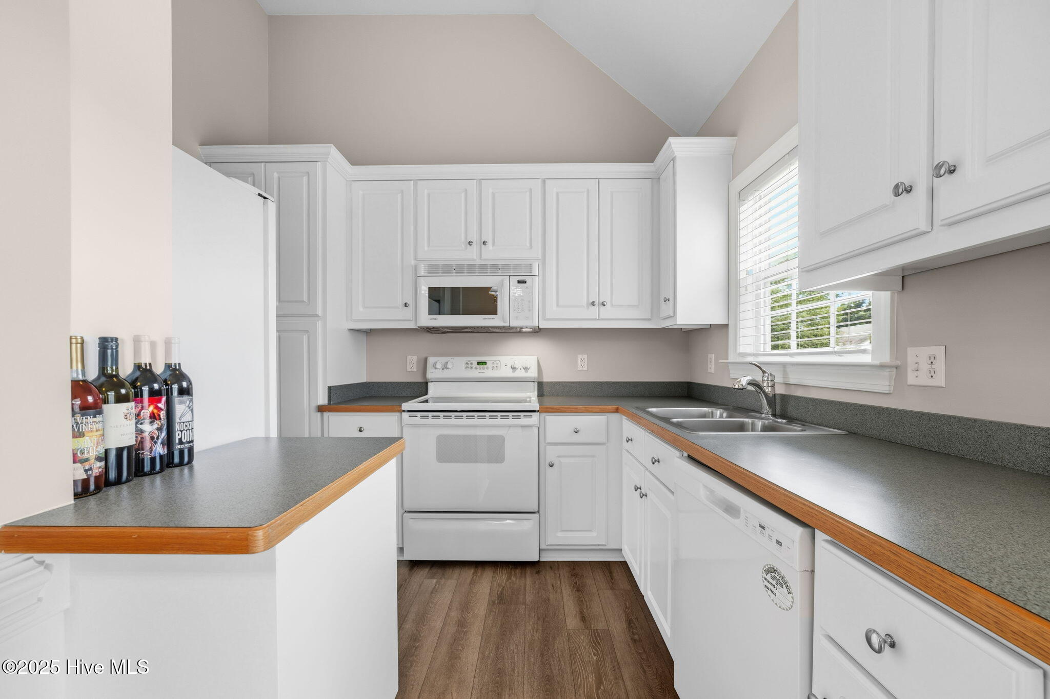 263 Laurie Ellis Road Winterville, NC 28590 - Photo 8 of 43 19-web-or-mls-LHV_6142