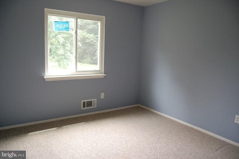 14300 Morton Hall Road Silver Spring, MD 20906 - Photo 11 of 18 an empty room with a window