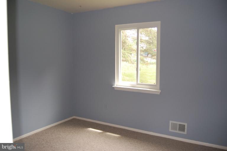 14300 Morton Hall Road Silver Spring, MD 20906 - Photo 12 of 18 an empty room with a window