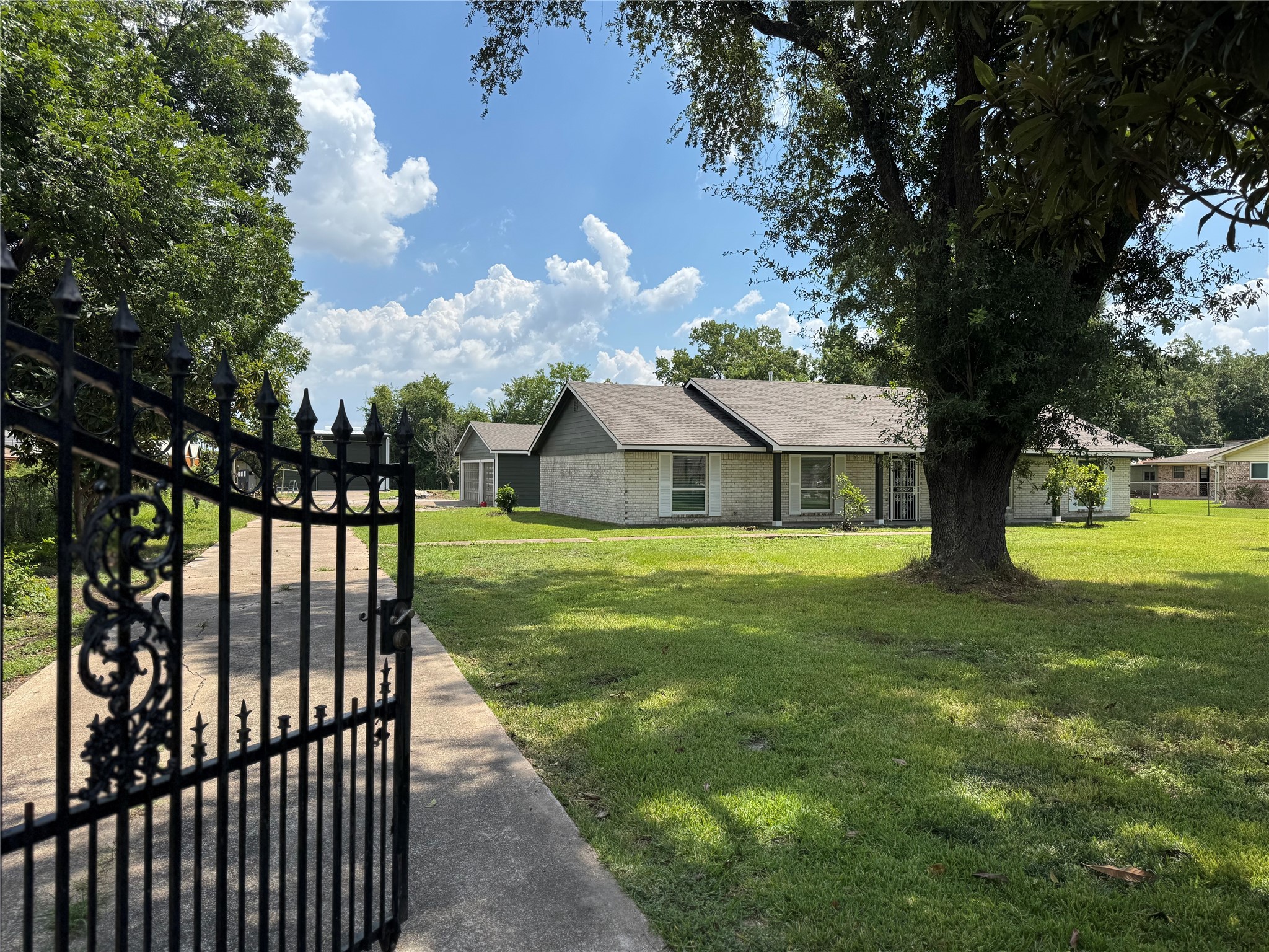 a view of a house with a yard
