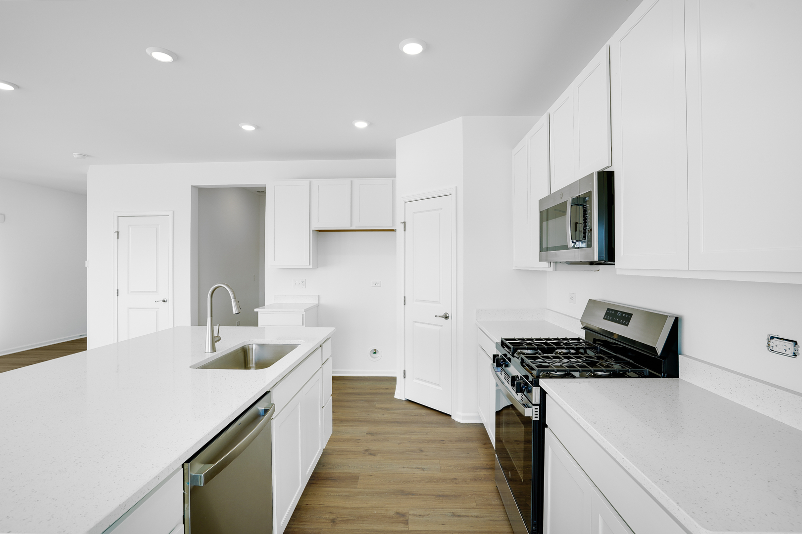 359 Red Oak Circle Volo, IL 60020 - Photo 6 of 18 a kitchen with a sink stove and refrigerator
