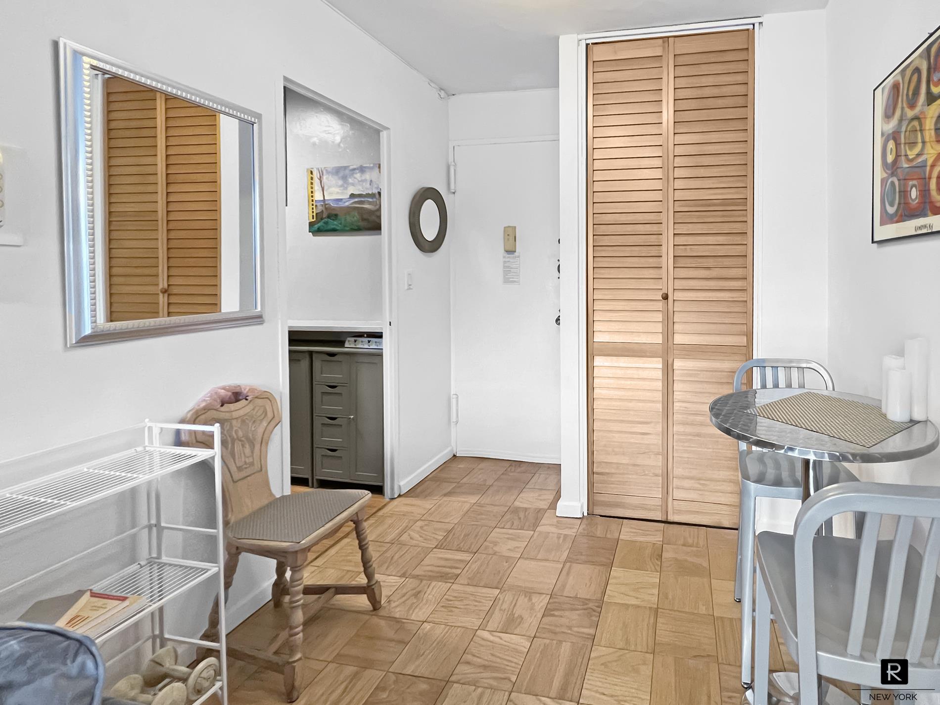 363 East 76th Street, Unit 8K Manhattan, NY 10021 - Photo 3 of 12 Dining Bay/Foyer