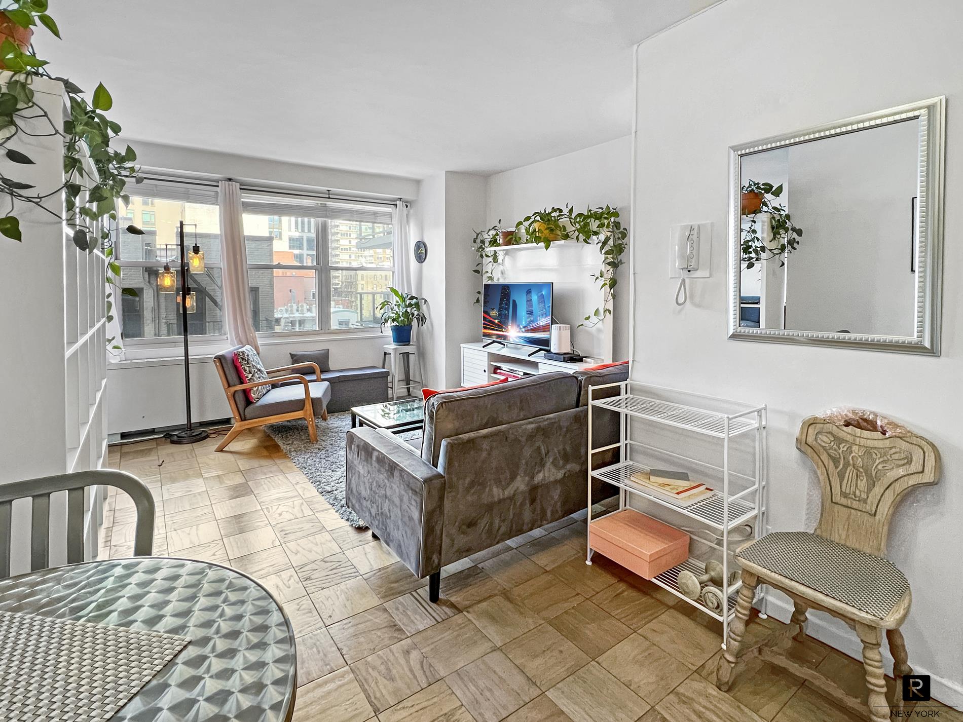 363 East 76th Street, Unit 8K Manhattan, NY 10021 - Photo 4 of 12 Living Room