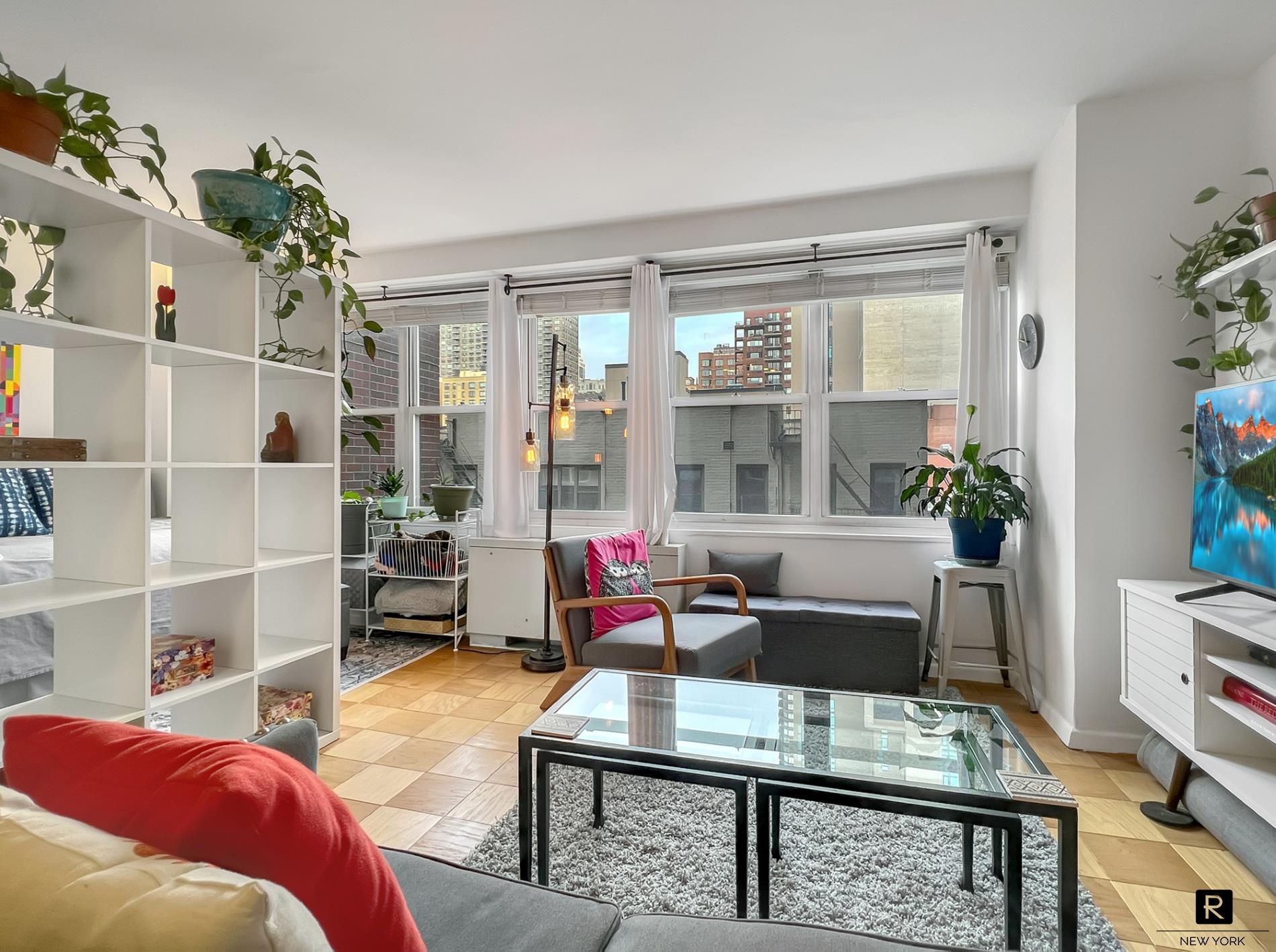 363 East 76th Street, Unit 8K Manhattan, NY 10021 - Photo 5 of 12 Living Room