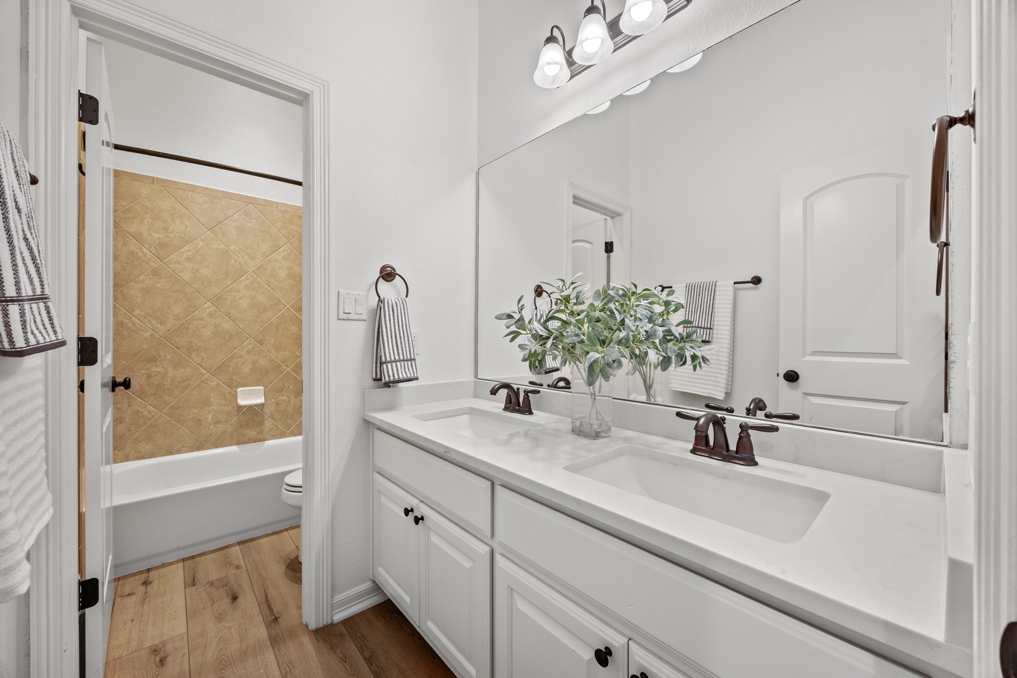 366 Mirafield Lane Austin, TX 78737 - Photo 6 of 34 Full Bathroom 1