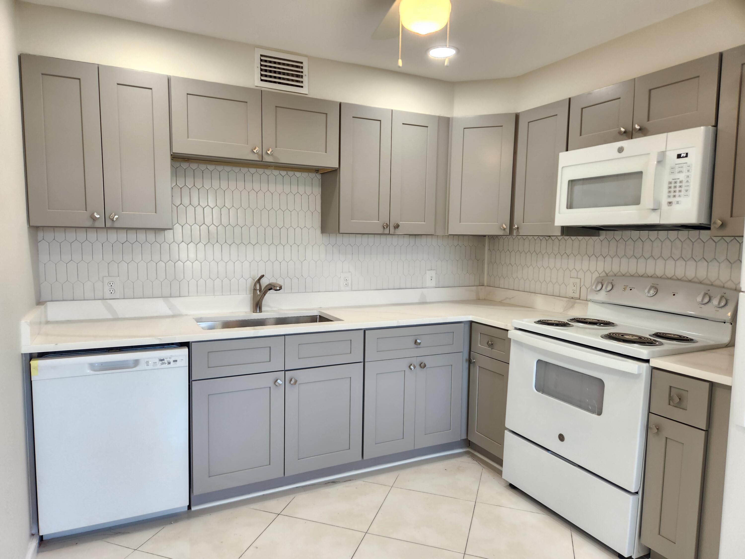3025 Newcastle B Boca Raton, FL 33434 - Photo 20 of 22 kitchen
