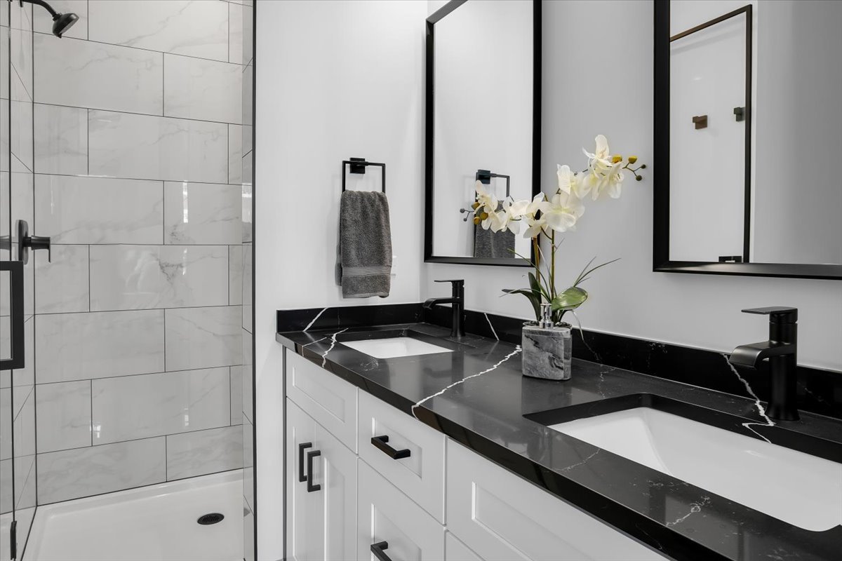 4235 South Champlain Avenue, Unit 1N Chicago, IL 60653 - Photo 12 of 26 a close view of sink and mirror