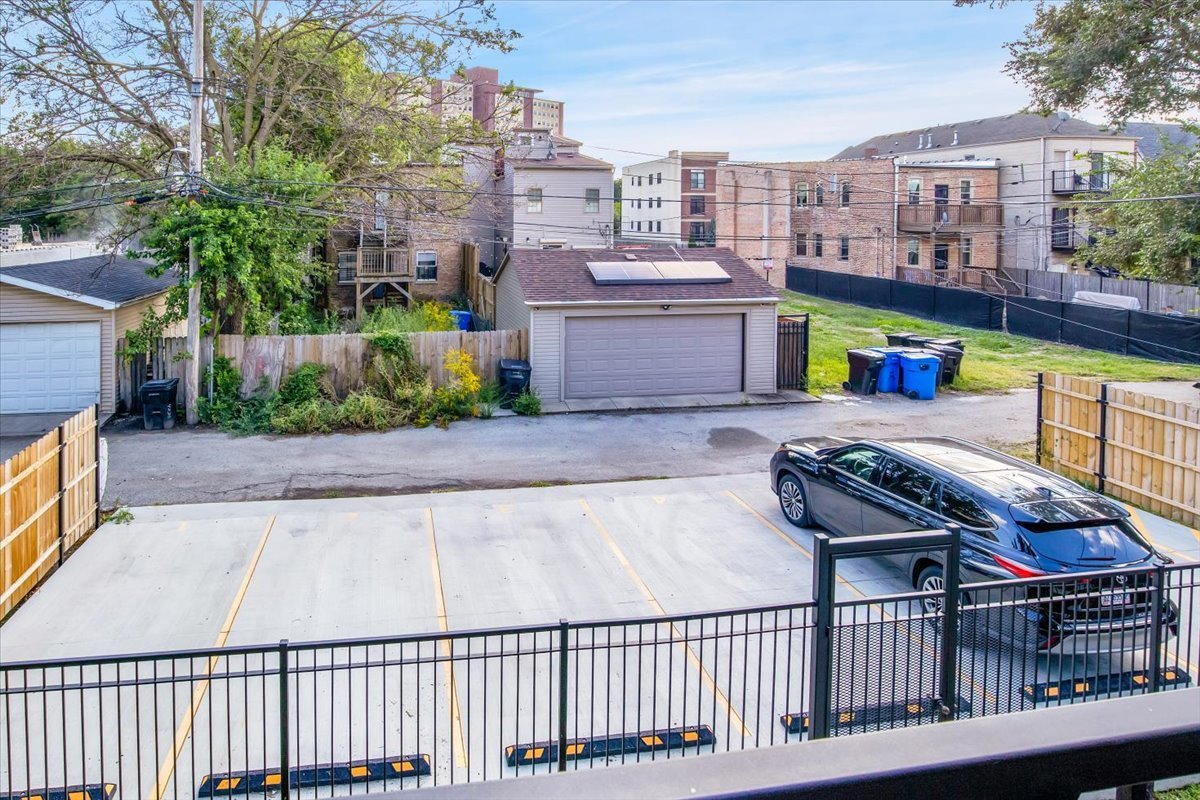 4235 South Champlain Avenue, Unit 1N Chicago, IL 60653 - Photo 26 of 26 a view of a balcony with city view