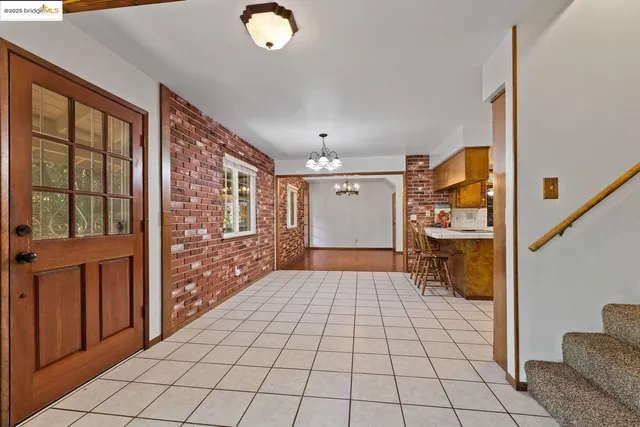 a view of an entryway with a livingroom