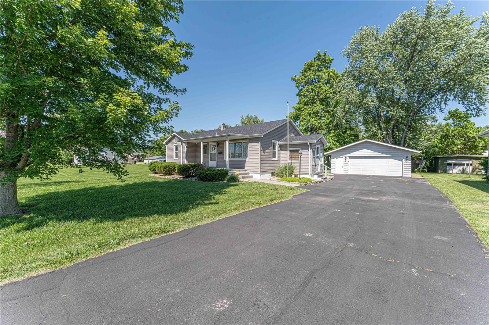 1135 New Trenton Road Highland, IL 62249 - Photo 2 of 32