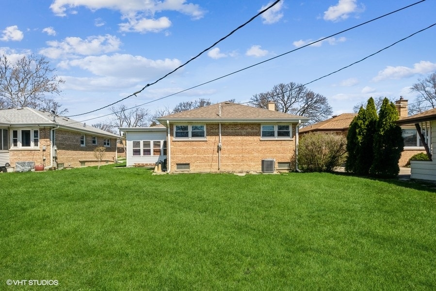 7045 West Madison Street Niles, IL 60714 - Photo 19 of 22 a view of a yard in front of house