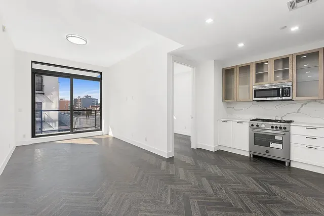 $1,246,000 | 11-12 44th Drive, Unit 3E | Long Island City