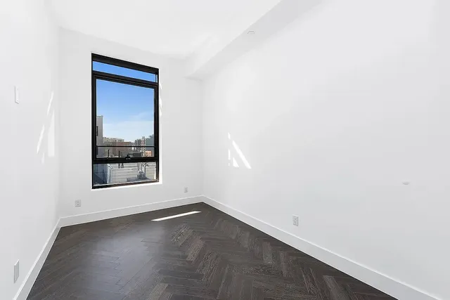 $1,246,000 | 11-12 44th Drive, Unit 3E | Long Island City