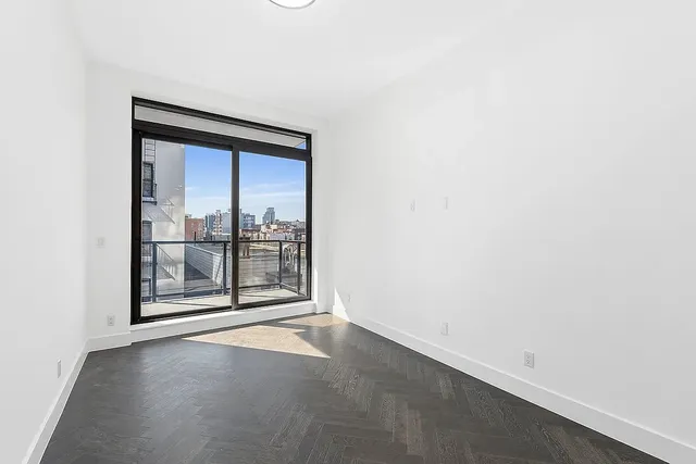 $1,246,000 | 11-12 44th Drive, Unit 3E | Long Island City
