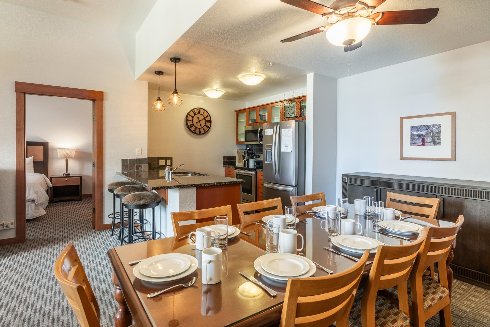 6201 Minaret Road, Unit 2117 Mammoth Lakes, CA 93546 - Photo 14 of 47 a dining room with furniture and a large mirror